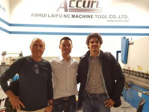 ഹംഗേറിയൻ ക്ലയൻറുകൾ നമ്മുടെ എക്സിബിഷൻ സന്ദർശിക്കുക