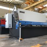 ഹൈഡ്രോളിക് മാസ്റ്റർ മെഷീൻ 12 എംഎം സ്റ്റീൽ പ്ലേറ്റ് കട്ട്സ് മെഷീൻ 2500 എംഎം