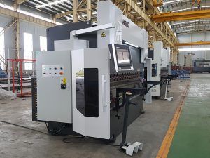 റോബോട്ടിനൊപ്പം ഹൈഡ്രോളിക് സിൻക്രണൈസ് ചെയ്ത പ്രസ് ബ്രേക്ക്